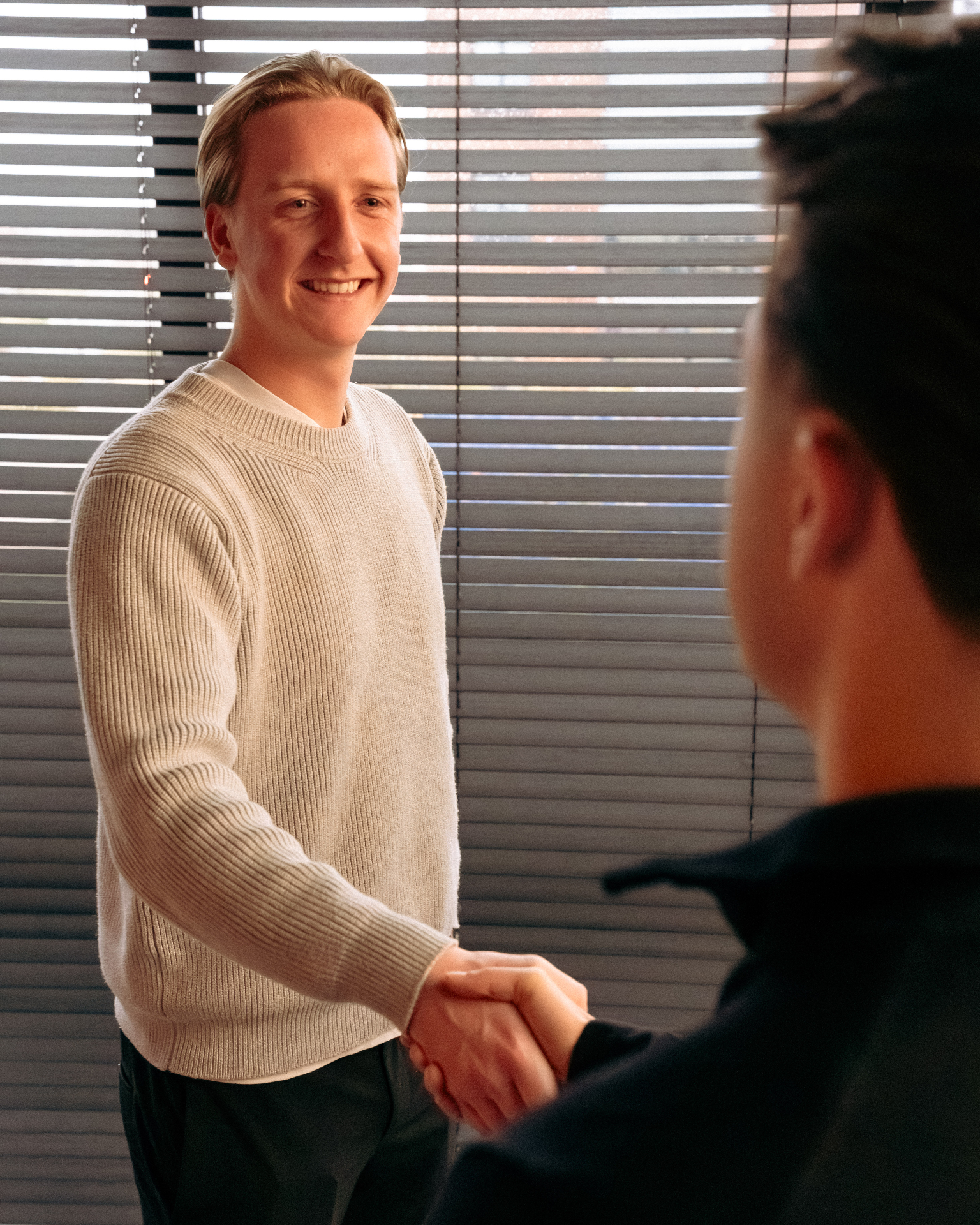 Floris begroet een klant met een handdruk
